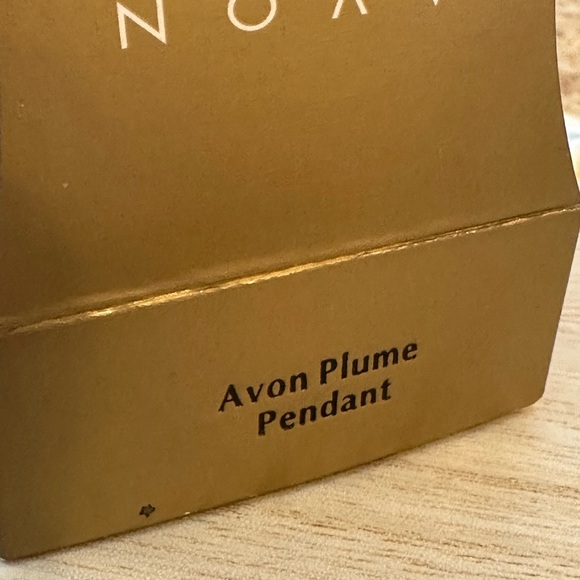 Vintage Avon Pendant Plume Necklace With Gold tone Birdcage Pendant NIB - Picture 8 of 8